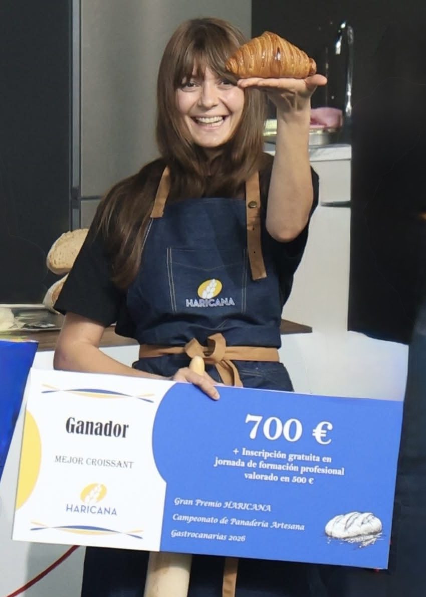 Nuestra panadera sostiene el croissant ganador y el cheque de Ganador Mejor Croissant del Gran Premio HARICANA en GastroCanarias 2026