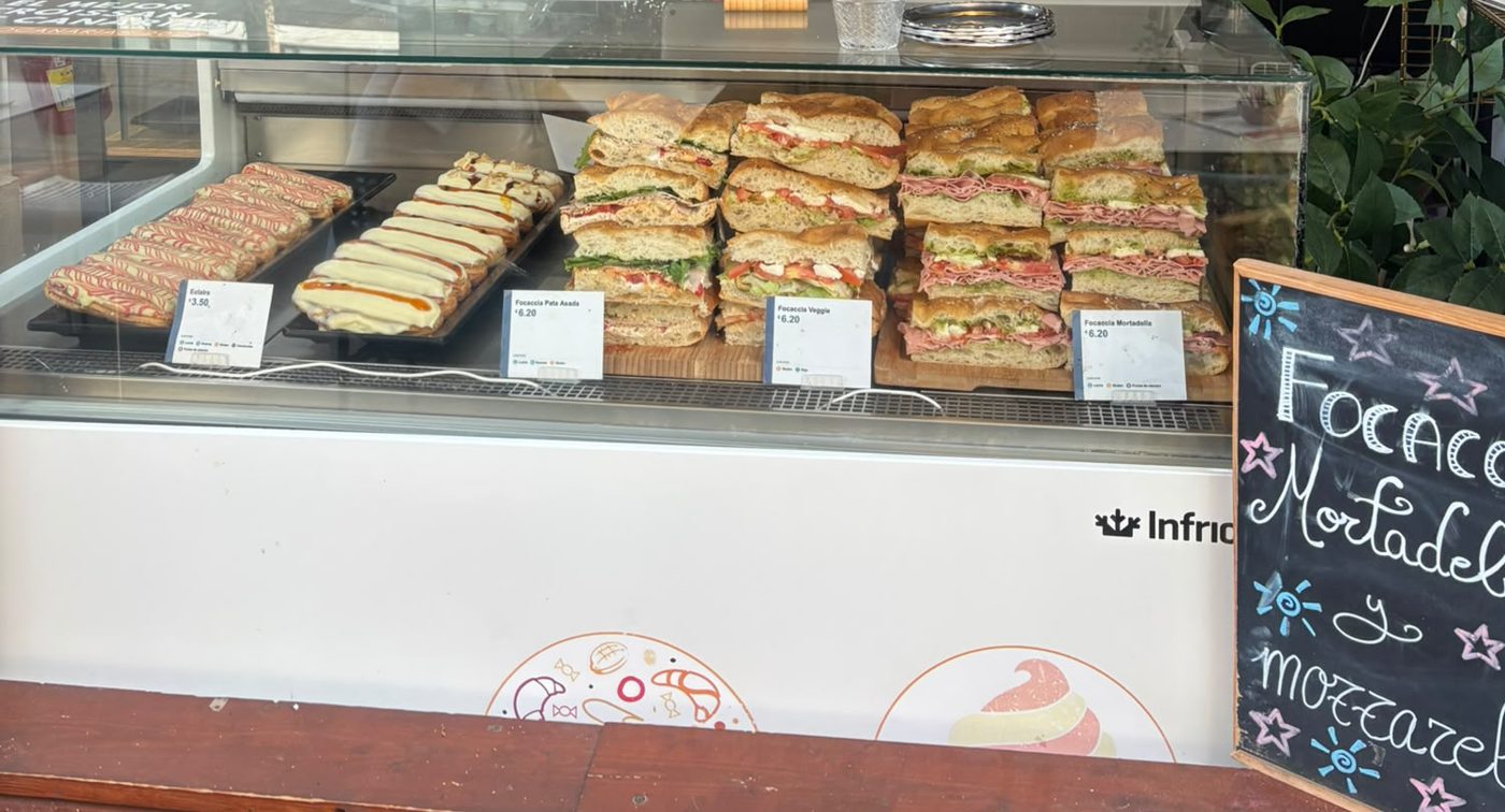 Vitrina de Señorita Canelita con focaccias de mortadela, veggie y pata asada y éclairs