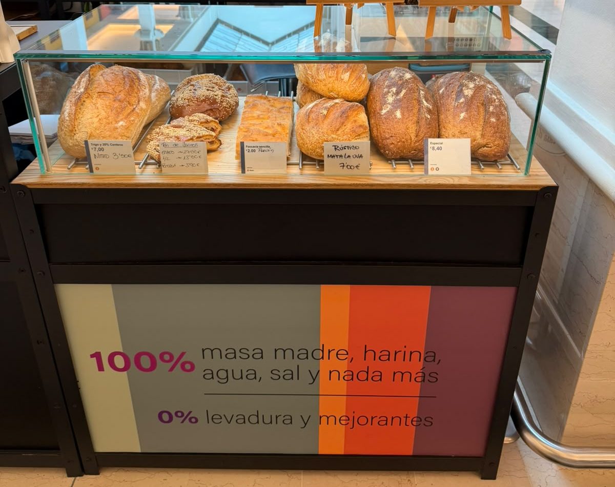 Mostrador de La Casa del Panadero con hogazas de masa madre, focaccia y pan de trenza